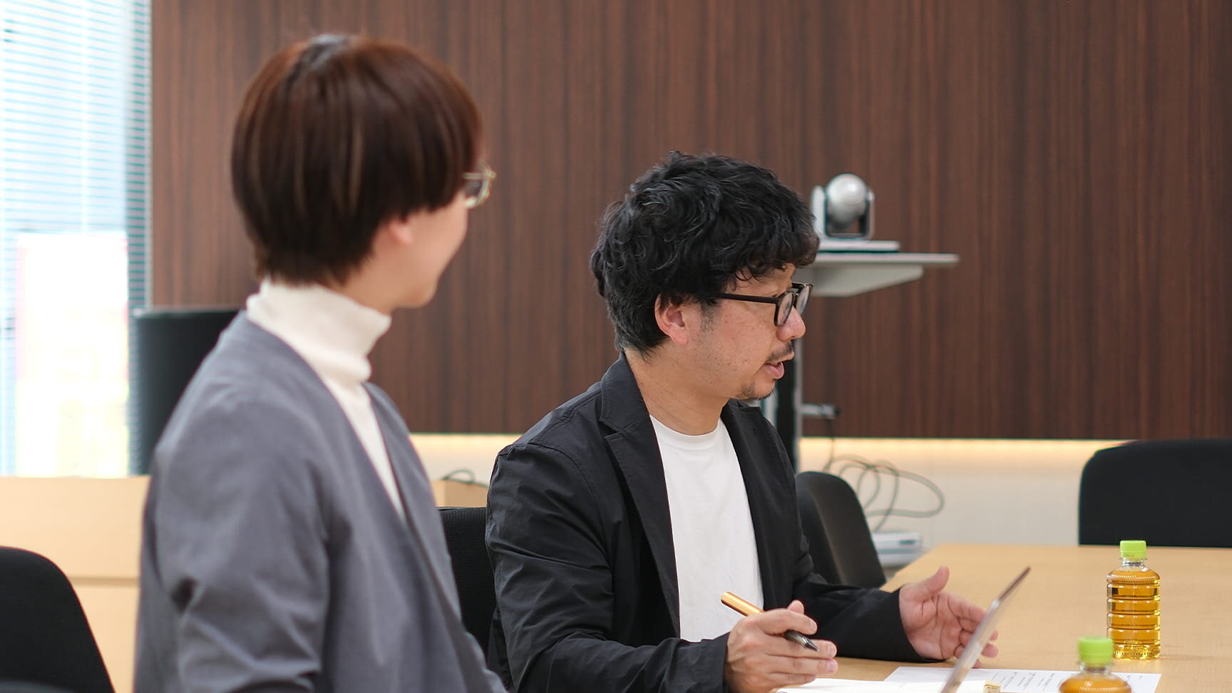 株式会社マイロプス 代表取締役 CEO 折坂聡彦（右）、アートディレクター／デザイナー 泉佳子（左）