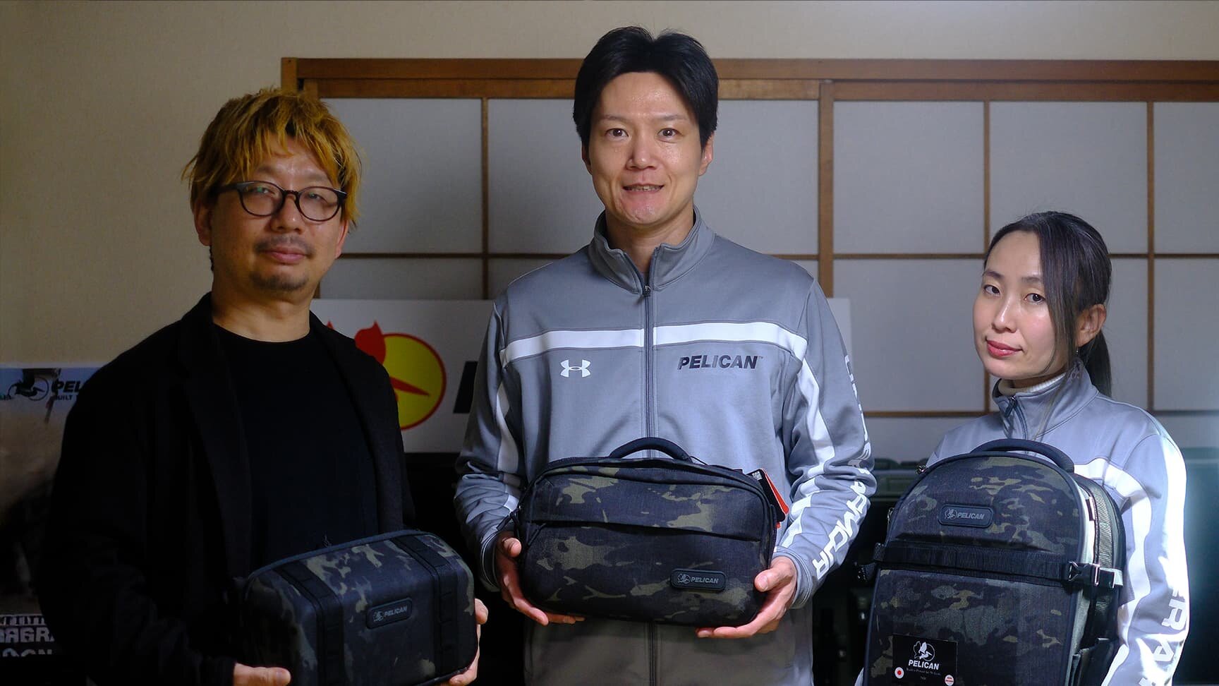 3人がトラベルシリーズの製品を持って写っている。Pelican Products株式会社の日本支社長　東 広行さん、セールス&マーケティングマネージャー　五十嵐 美加さん、株式会社マイロプス 代表取締役 CEO　折坂 聡彦